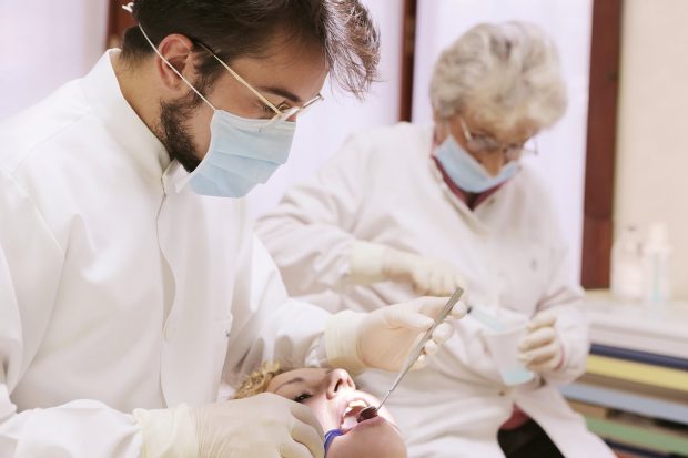 (Publicitate) Implantul dentar – cât timp durează vindecarea și când poți zâmbi din nou
