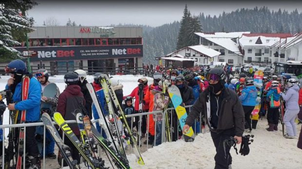 Aglomerație în stațiunile montane. Turiștii au format cozi uriașe la telegondolă