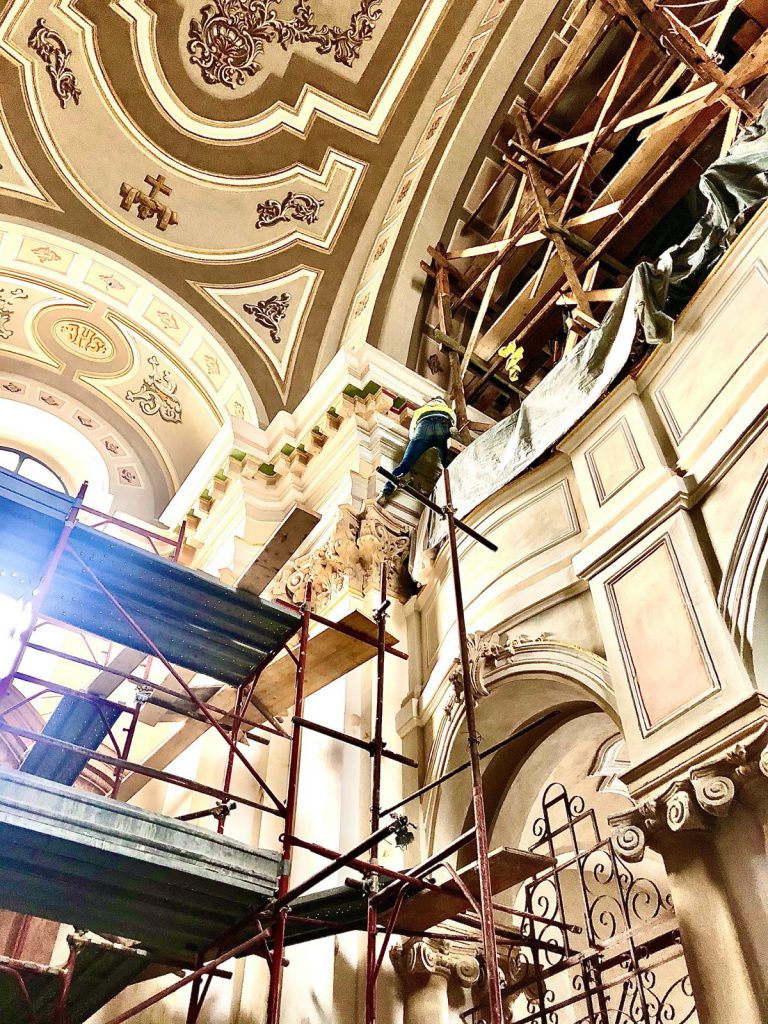 Domul Catolic din Timișoara, închis de doi ani pentru restaurare, ar putea fi redeschis la toamnă. Ce s-a păstrat și ce a fost schimbat în clădirea ridicată în anii 1700