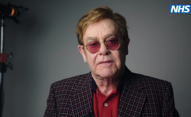 Elton John şi Michael Caine promovează vaccinarea anti-COVID în Marea Britanie