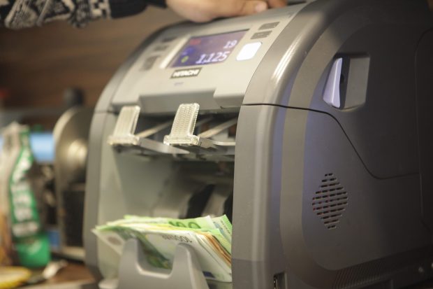 Un ieșean a găsit 5.000 de euro la un bancomat și i-a returnat. Ce i-a trimis poliția