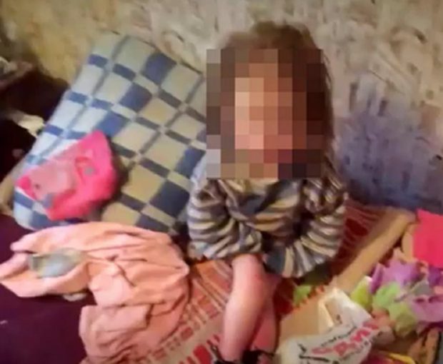 O fetiță de 8 ani a ajuns să cântărească doar 9 kilograme, după ce a fost înfometată și torturată de mama sa adoptivă