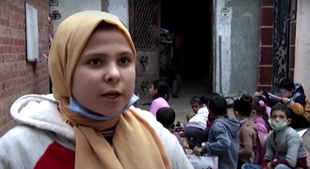 VIDEO | O fetiță de 12 ani a devenit profesoară pentru zeci de copii, după ce școlile au fost închise din cauza pandemiei de COVID-19