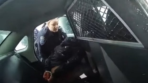 VIDEO | O fetiță de culoare, încătușată și stropită cu spray iritant de polițiștii americani. Copila are doar 9 ani