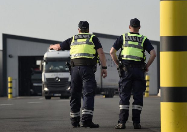 Șofer român cu peste jumătate de tonă de tutun în TIR și mai mulți migranți, amendat cu 247.990 de lire sterline: „Nu știam că e ilegal”