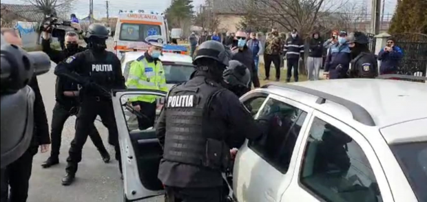VIDEO | Intervenție spectaculoasă în Dâmbovița. Șofer scos cu forța de mascați din mașina în care se baricadase