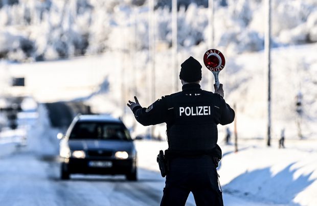 Român prins cu un „stoc de prezervative care depășea cantitatea normală pentru o familie”, după ce a depășit cu viteză mașina poliției, care s-a luat după el, în Germania