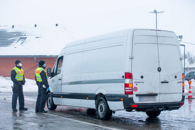 Șofer român atât de beat la volanul dubei, că poliția a chemat un medic de urgență, după ce a reușit să-l oprească, în Germania