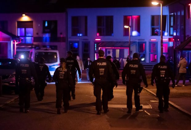 Sute de polițiști germani au luat cu asalt hotelul unde trei români obligau șase românce să se prostitueze, în Essen