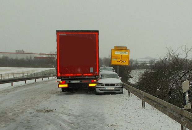 Șofer de TIR erou în Germania, manevră de film cu camionul, a oprit un BMW care venea pe contrasens cu șoferița leșinată la volan