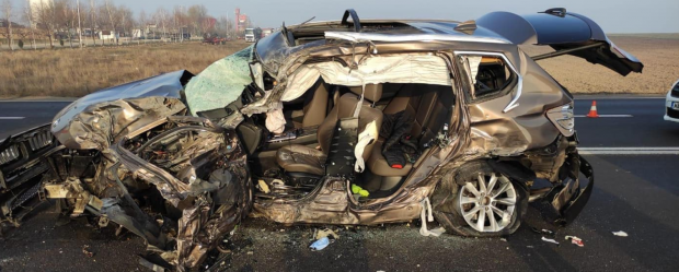 Primele imagini cu BMW-ul spulberat de un camion de la drumuri, la Călugăreni, în Giurgiu. Plan roșu de intervenție, doi morți și 7 răniți