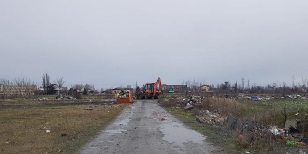 Disperați că deșeurile din Ilfov nu au fost ridicate după control, localnicii apelează la muncitorii de pe câmp. „Ne roagă să luăm numerele mașinilor care aruncă gunoaie”