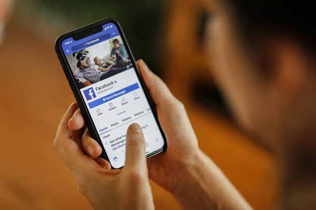 Parlamentul australian a adoptat legea care obligă Facebook și Google să plătească conținutul media