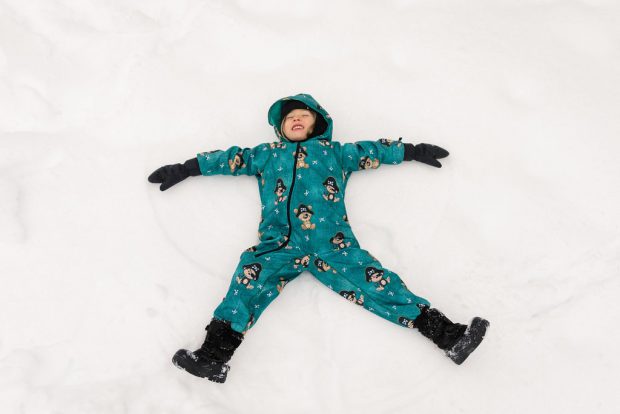 (Publicitate) De ce salopetele din softshell sunt cele mai potrivite haine pentru copii de exterior