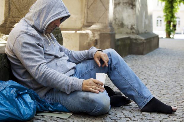 Un om fără adăpost, cu 100.000 de euro în cont, a murit de frig pe străzile din Milano. Altă avere găsită de polițiști
