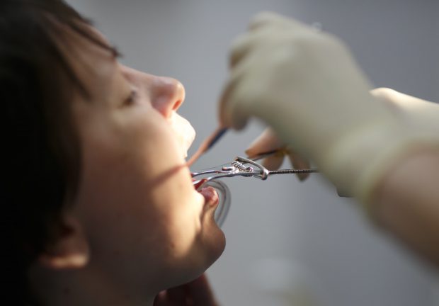 Falsul dentist din Prahova, trimis în judecată la doi ani după ce a fost reclamat