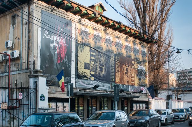 Probleme la Teatrul Bulandra, unde se simte un miros puternic de fum. Pompierii verifică  subsolul clădirii