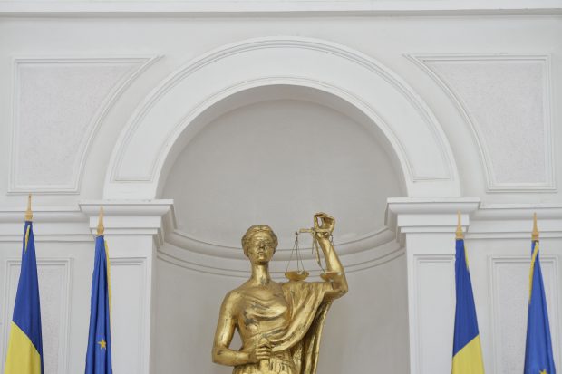 Suspectul de viol asupra unei minore rămâne în arest. Bărbatul, la un pas să fie eliberat, după ce o judecătoare a motivat că nu poate fi ucis în public
