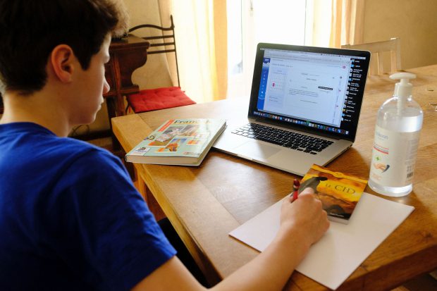 Peste 1.000 de licee cu rata de promovare scăzută vor beneficia de aproape 60.000 de laptopuri, anunță ministrul educației