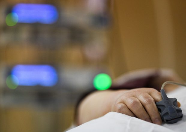 Un bărbat din Botoșani a murit de la o supradoză de paracetamol, după ce s-a tratat singur de COVID