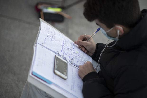 Ministrul educației: „Sunt multe universităţi care se pregătesc să ia decizia de prezenţă fizică alternativă a studenţilor”