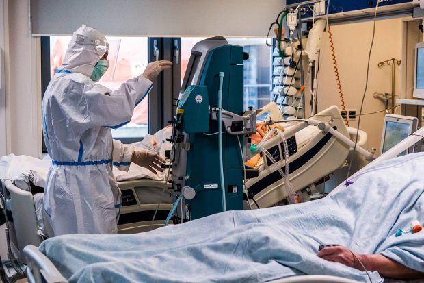Un asistent medical din Piatra Neamţ, în stare gravă la ATI după ce s-a infectat cu COVID-19, chiar înainte să facă rapelul