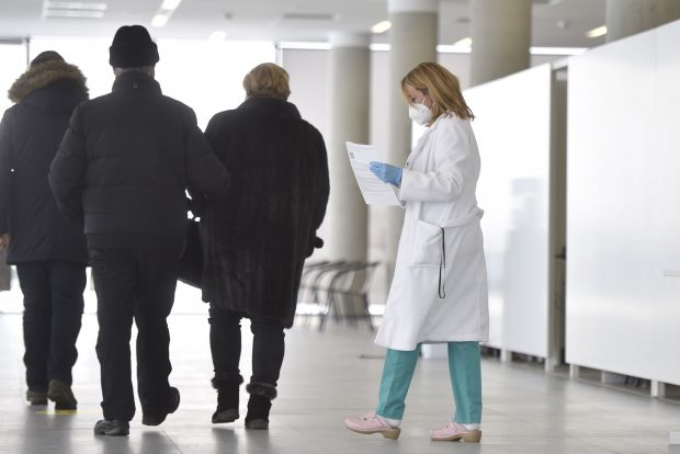 Câte persoane s-au infectat cu COVID-19 după ce au prima doză de vaccin. Anunțul făcut de Valeriu Gheorghiță
