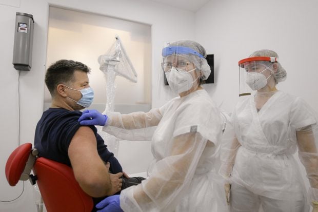 Aproape 5.000 de angajaţi din învăţământ şi creşe au primit prima doză de vaccin anti-COVID