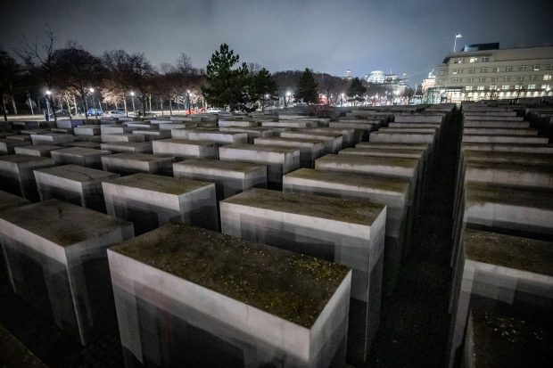 Prima condamnare din România pentru negarea Holocaustului: un an de închisoare pentru fostul ofițer SRI Vasile Zărnescu, cu amânarea executării pedepsei