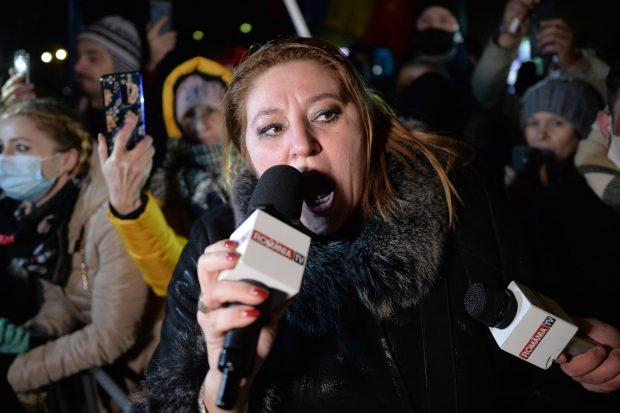 Diana Şoşoacă anunţă că Facebook i-a blocat contul: „Doar eu și Trump mai suntem blocați pentru atitudinile noastre”