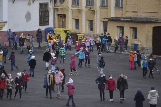 Sorin Cîmpeanu spune că masca de protecție trebuie purtată la orele de educație fizică în școli