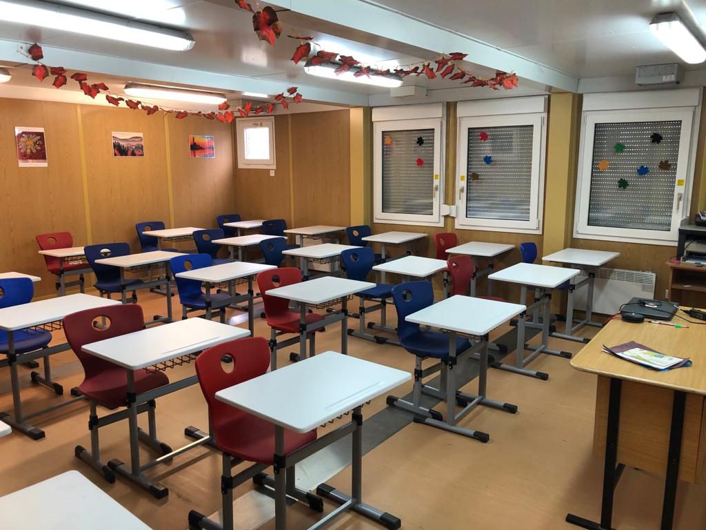 Realitatea „distanțării” în școli: în sectorul 6 ar trebui să stea 30 de elevi pe 42 de metri pătrați