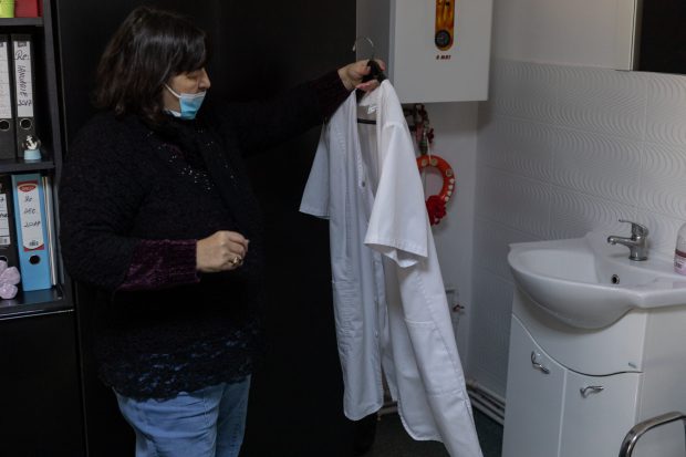 REPORTAJ. Zeci de medici de familie au murit de COVID și au lăsat în urmă localități fără niciun doctor. „E ruleta rusească”