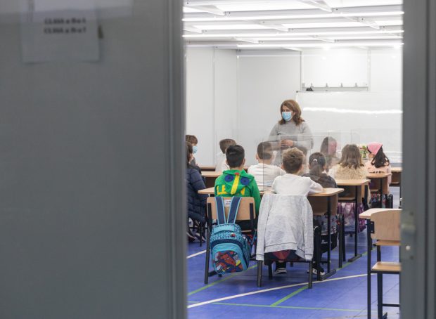 REPORTAJ | Pentru 300 de elevi și profesori din sectorul 6, școala a reînceput în containerele din sala de sport. „Mai mare bucurie decât de a fi împreună cu ei nu există”