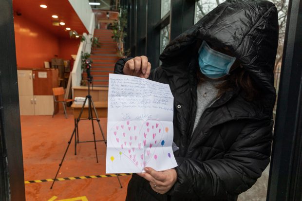 Scrisoarea emoționantă pe care o fetiță de 8 ani i-a dat-o învățătoarei, în ziua în care s-au revăzut față în față: „Nu credeam că un virus ne va despărți, dar noi tot am fost împreună”