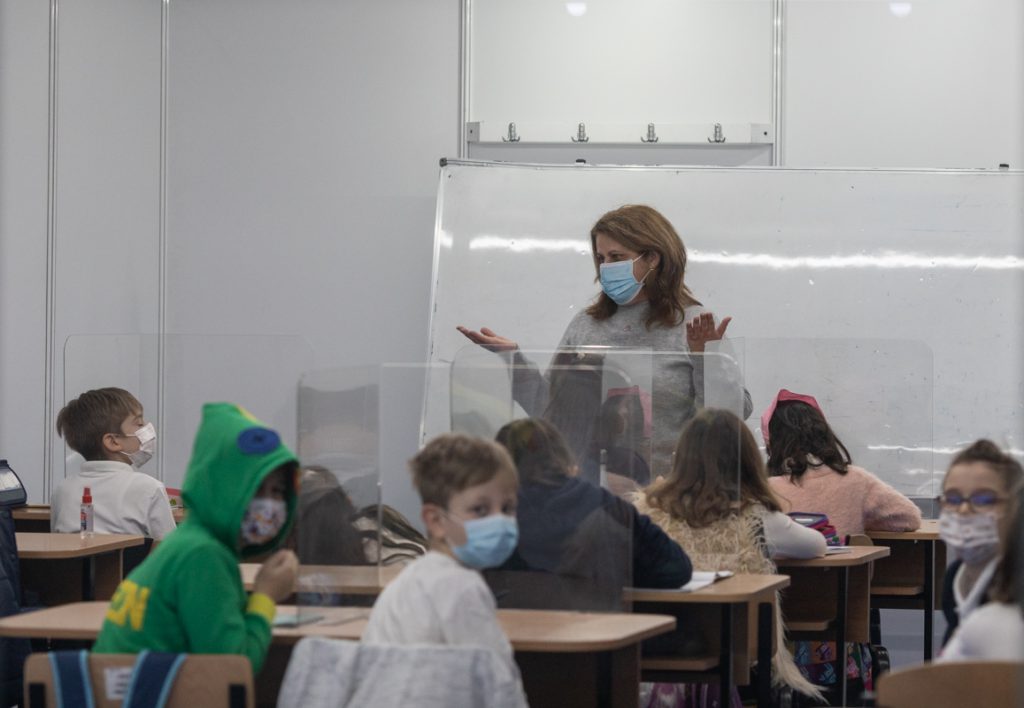 Învățătoarea Alina Dobre, predând la clasa ei. Foto: Vlad Chirea / Libertatea
