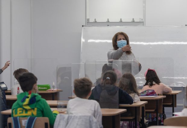 În România, 90% dintre dascălii de la clasele I-IV sunt femei. Care e situația în lume și cum se explică – studiu