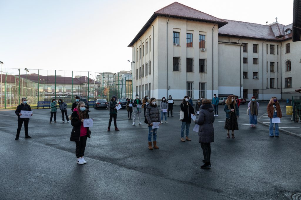 Elevii, profesorii și părinții copiilor au protestat aproape zilnic la începutul anului, în curtea Colegiului „Gheorghe Șincai”. Foto: Vlad Chirea