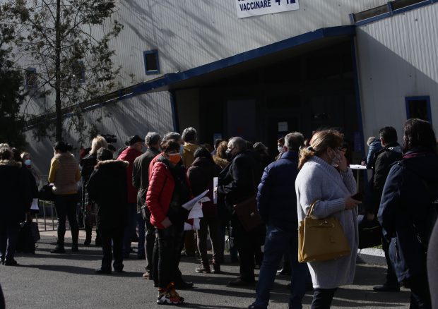 VIDEO | Cozi interminabile la centrul de vaccinare Romexpo din Capitală. Sute de oameni s-au înghesuit să se imunizeze