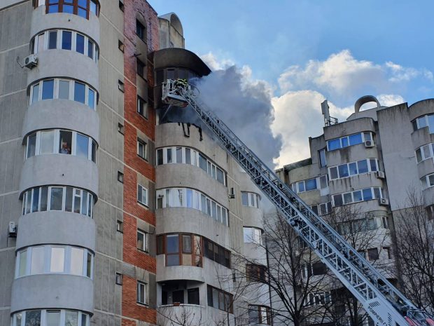 Incendiu într-un bloc din Constanța. O femeie a căzut de la geam încercând să scape de flăcări. Ambulanța Constanța a anunțat decesul