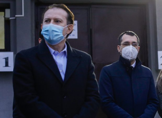 Ancheta DNA pe vaccinuri: când Vlad Voiculescu derapează și Florin Cîțu are dreptate