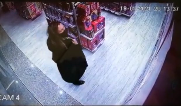 O învățătoare din Ostroveni, Râmnicu Vâlcea, a împrumutat 2.000 de euro de la părinții elevilor și i-a pierdut la păcănele