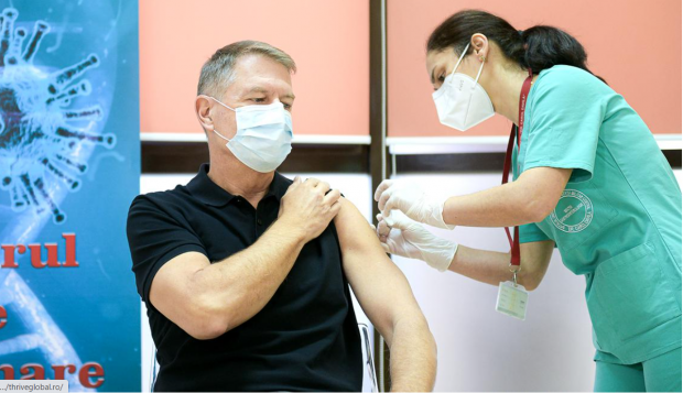 Klaus Iohannis s-a vaccinat cu a doua doză anti-COVID-19. ”Se simte foarte bine”