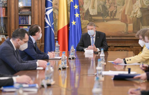 Klaus Iohannis, două ședințe de lucru cu premierul și cu mai mulți miniștri