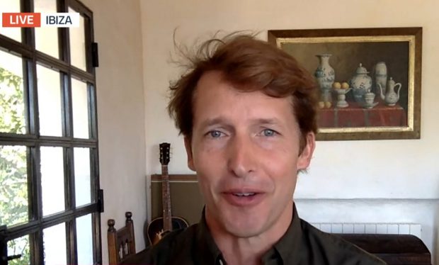 Frații români care au spart casa cântărețului britanic James Blunt i-au furat toate cămășile și tricourile și baioneta de soldat în Kosovo