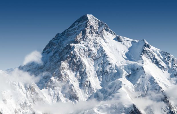 Dramă pe K2: speranțe mici pentru cei trei alpiniști dispăruți aproape de vârful ”muntelui sălbatic”. Fiul unuia dintre ei s-a salvat în ultimul moment