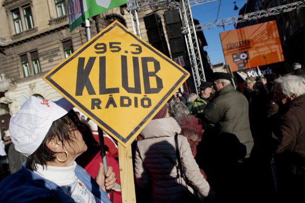 Comisia UE cere Ungariei ”să ia măsuri urgente” pentru a permite funcţionarea postului independent Klubradio