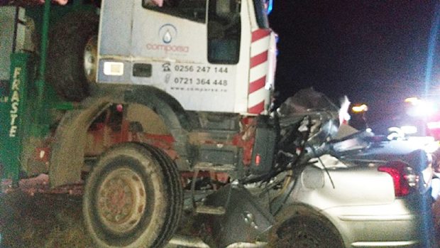 Doi tineri soți români morți în drum spre casă, se întorceau din Germania. Striviți în mașina intrată sub un camion, la Lugoj