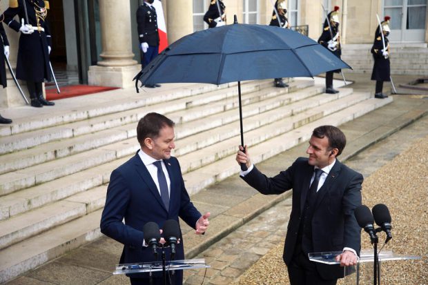 Emmanuel Macron a ținut singur umbrela la un eveniment cu premierul slovac Igor Matic