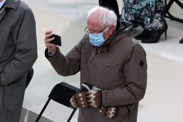 După ce au devenit virale pe internet, mănușile „Bernie Sanders” vor fi produse în serie